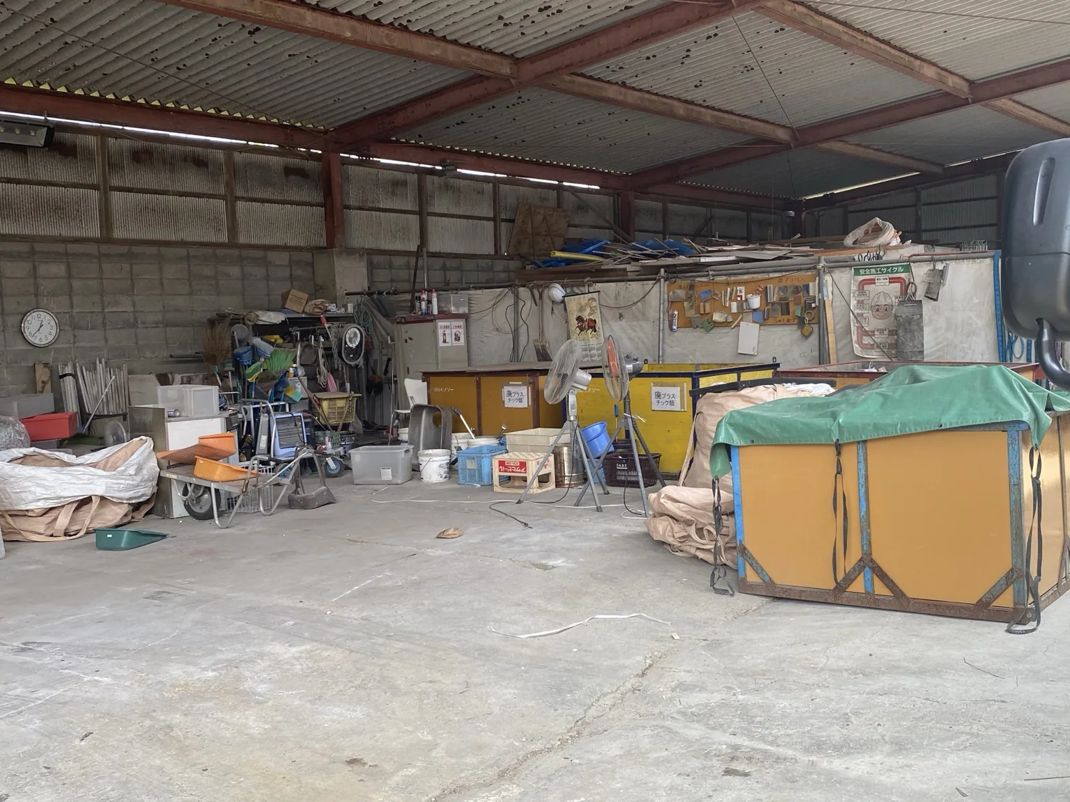 資材や作業道具を置いた作業場