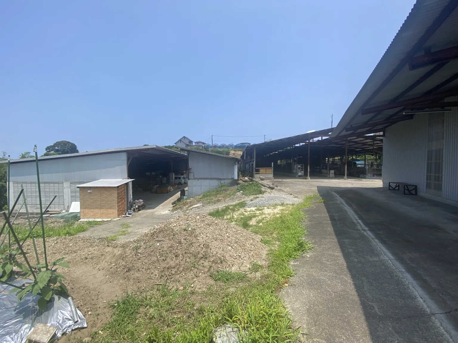 株式会社イノソーの敷地と作業施設